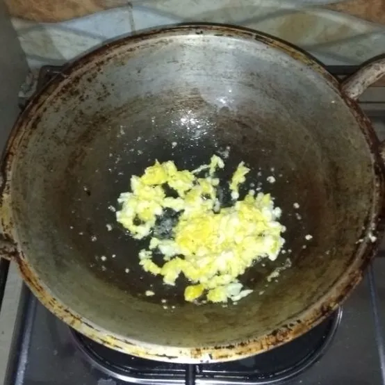 Panaskan minyak, masukkan telur, lalu orak-arik telurnya.