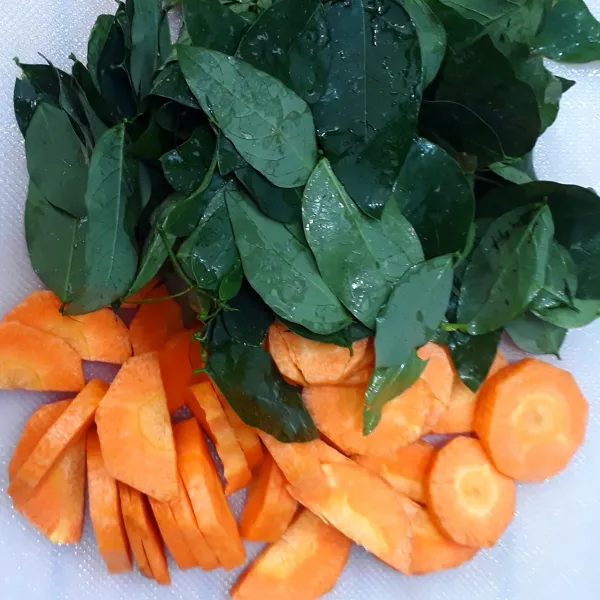 Daun katu dipetik dari tangkainya dan wortel dipotong sesuai selera.
