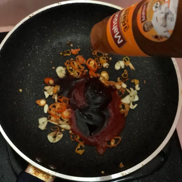 Tambahkan saus tiram, saus tomat dan saus tiga rasa.