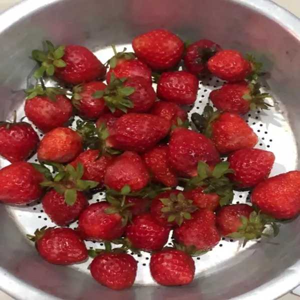 Cuci bersih strawberry lalu tiriskan