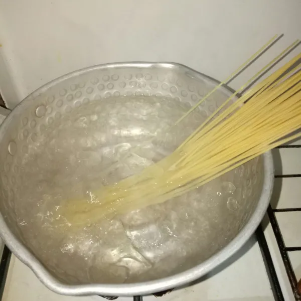 Rebus spageti dalam air mendidih yang diberi 1 sdm minyak.