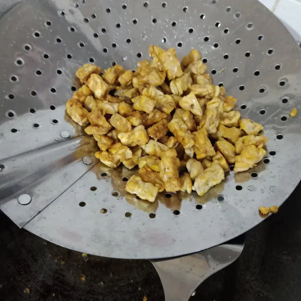 Goreng tempe setengah matang, lalu tiriskan