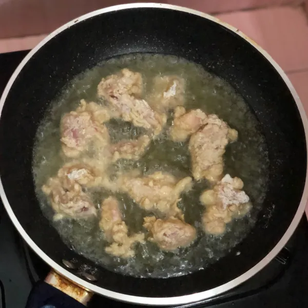Goreng di minyak panas hingga kecokelatan.