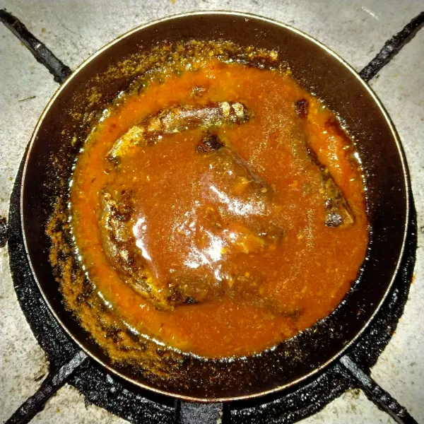 Masukkan kuah sarden.