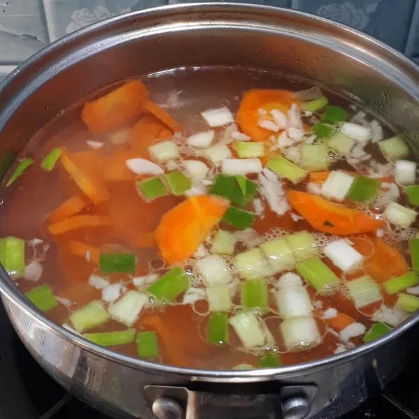 Masukkan wortel lalu masak hingga setengah matang.