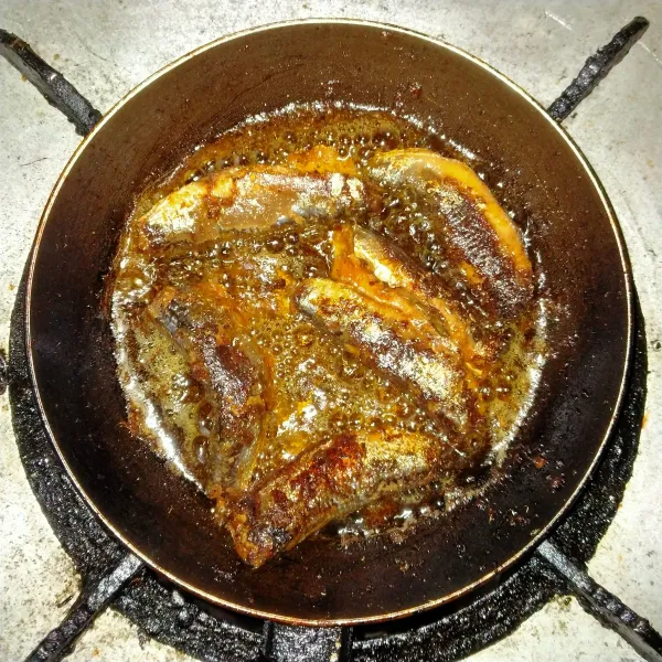 Panaskan minyak, goreng sarden hingga matang.