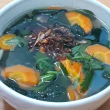 Sendokkan sayur di mangkuk saji. Taburi bawang merah goreng dan irisan daun seledri. Sajikan.