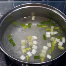 Masukkan air dan daun bawang lalu didihkan