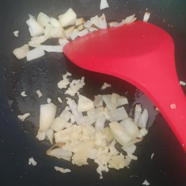 Tumis bawang putih dan bawang bombay hingga harum.
