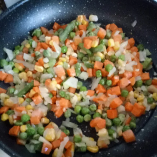 Masukkan sayuran beku, masak sebentar.