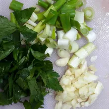 Bawang putih dicincang, daun bawang dan daun seledri diiris kasar