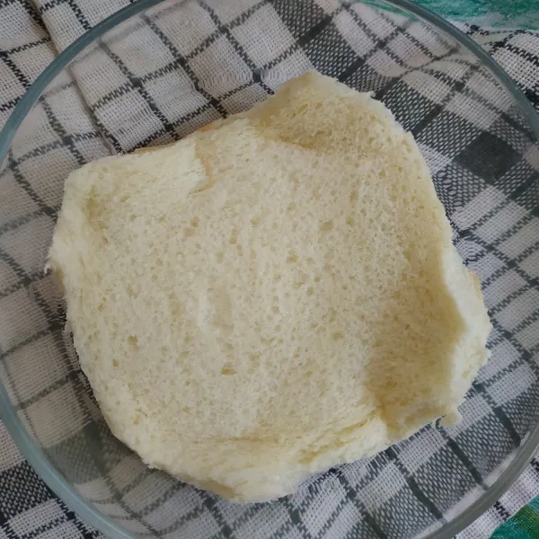 Letakkan roti tawar di dasar wadah.