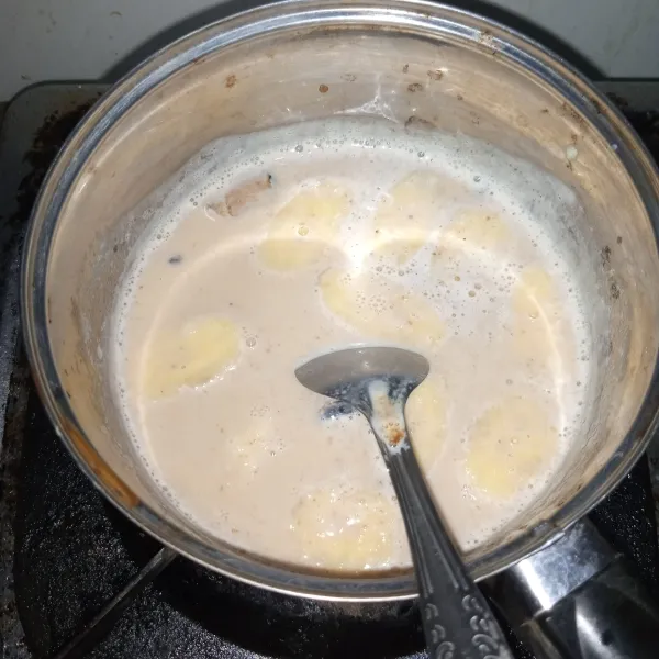 Masukkan pisang aduk rata hingga mendidih, matikan api dan sajikan ke dalam mangkuk.