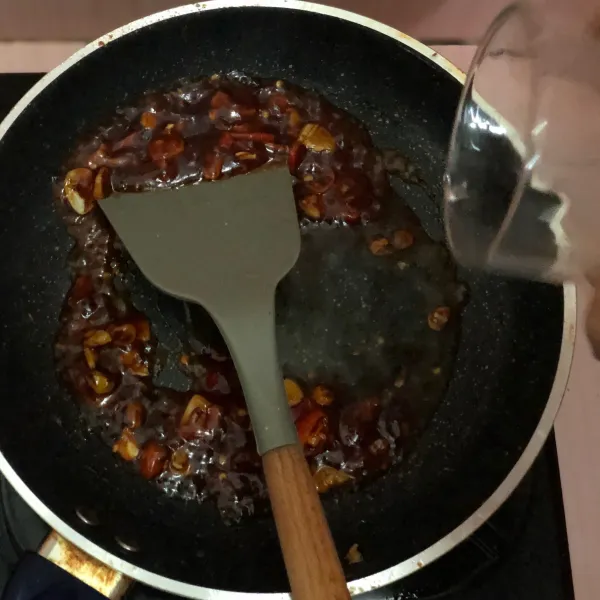 Tambahkan air dan aduk rata, tunggu hingga mendidih.