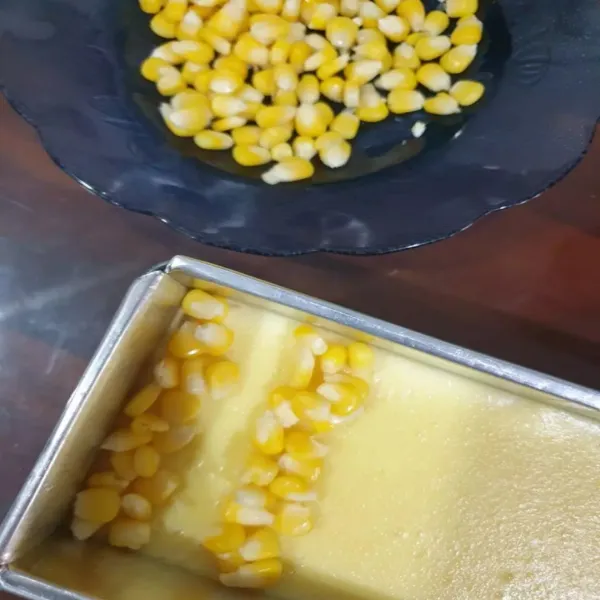 Susun pipilan jagung dan daun pandan di atas adonan bahan A lalu siram adonan bahan B secara pelan pelan. Dinginkan selama 45 menit di dalam lemari es.