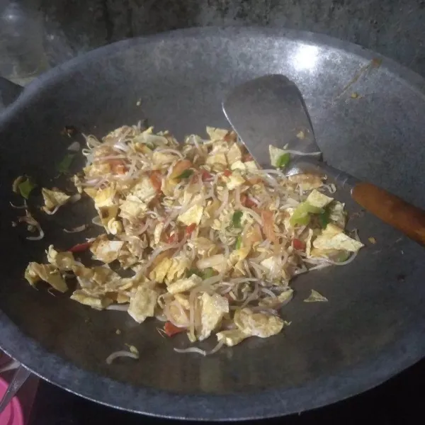 Masak hingga matang. Tes rasa, jika sudah pas matikan api.