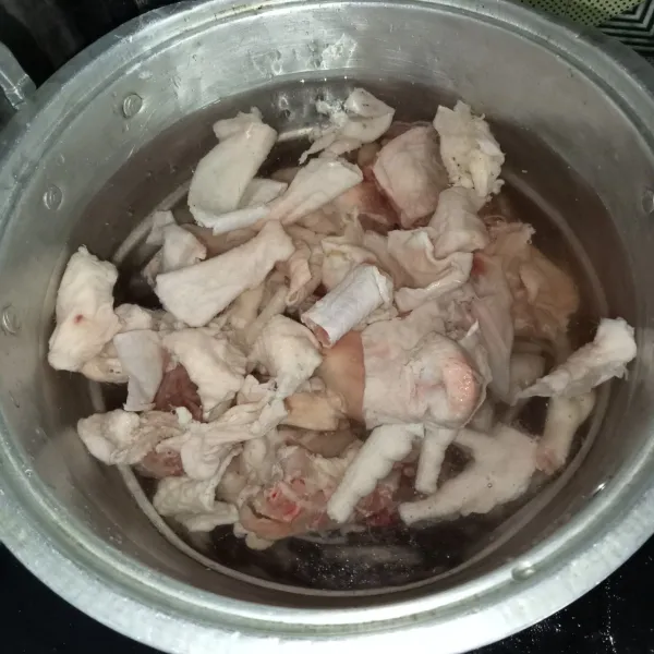 Rebus tulang ayam sekitar 5 menit, lalu buang air rebusannya.