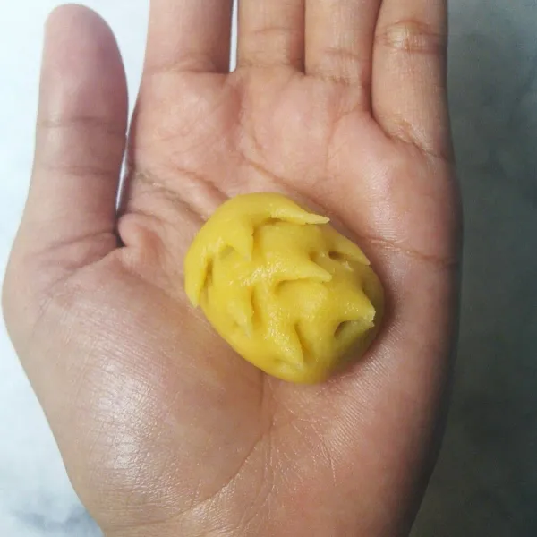 Gunting permukaannya. Tata di loyang. Oles dengan kuning telur. Oven hingga matang.