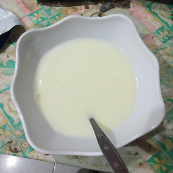 Rebus air dan susu cair hingga mendidih sedikit laku tuang ke dalam mangkok berisi vla vanila. Aduk-aduk hingga tercampur rata. Sisihkan.