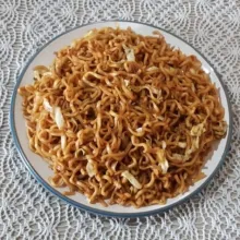 Siapkan piring saji, tuang mie goreng ke dalam piring saji. Siap dihidangkan.