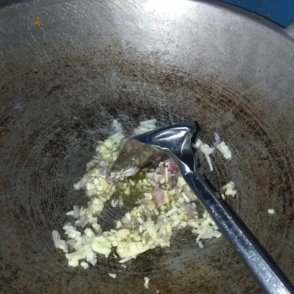 Tumis bawang putih cincang beserta bawang bombay hingga harum.