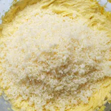 Masukkan keju parut, aduk rata.