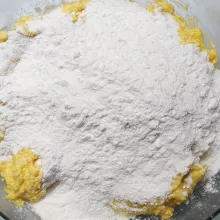 Masukkan tepung. Aduk hingga menyatu.