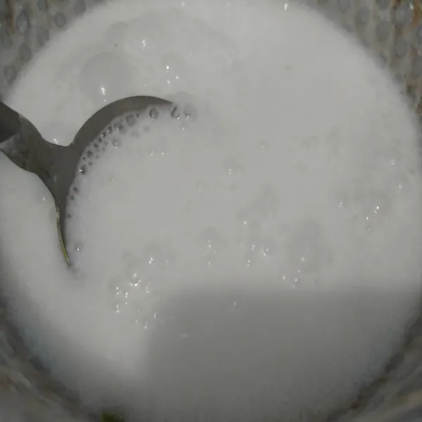 Didihkan air hingga mendidih, kemudian masukkan santan cair. Aduk rata, tambahkan garam dan vanili bubuk lalu tambahkan sedikit demi sedikit larutan meizena. Masak hingga kuah agak mengental, matikan api.