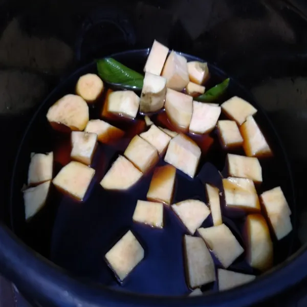 Setelah disaring, didihkan kembali air saringannya. Masukkan ubi, masak hingga ubi agak empuk