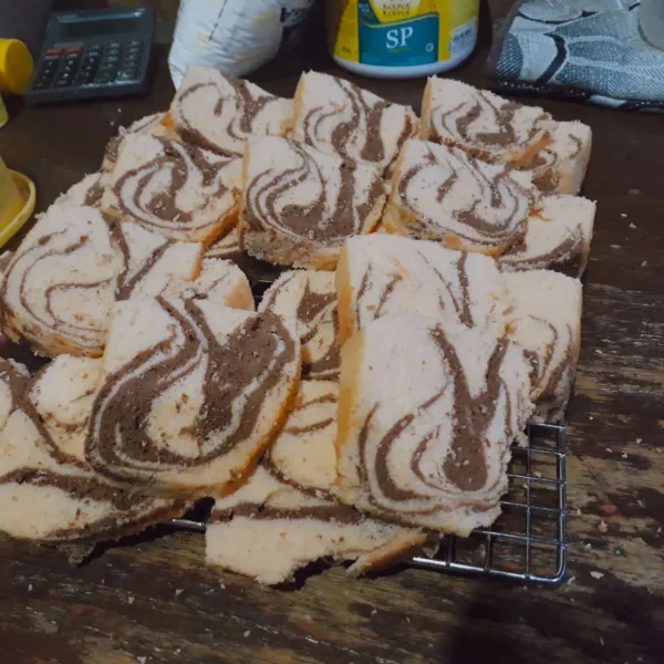 Keluarkan dari loyang & potong-poting setelah dingin