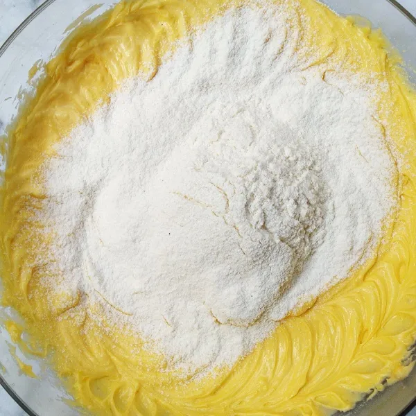 Masukkan tepung terigu, maizena, dan susu bubuk. Aduk hingga tercampur rata.