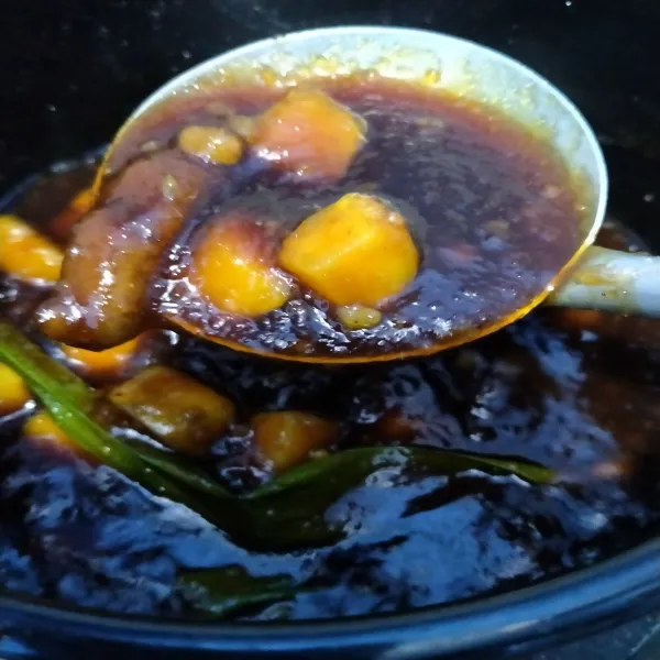 Masak hingga bubur mengental dan ubi empuk, kalau terasa terlalu kental, tambahkan sedikit air. Matikan api