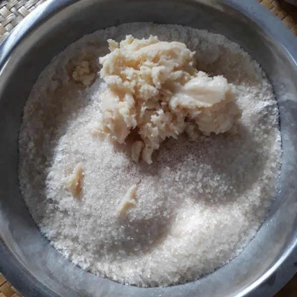 Masukkan dalam baskom tepung beras, tepung terigu, gula, garam, ragi dan tape.