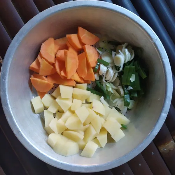 Cuci dan potong-potong sayuran.