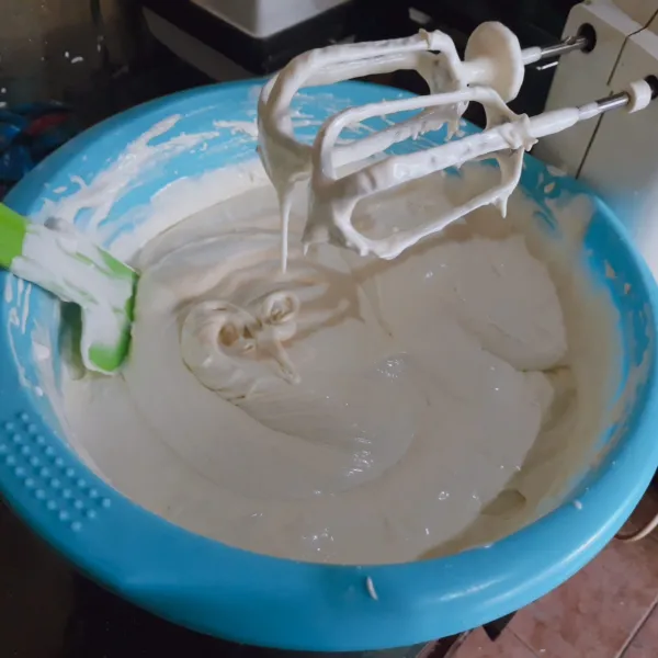 Masukkan terigu & baking powder, mixer kecepatan rendah asal rata saja