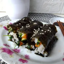 Sajikan taburi dengan biji wijen dan cocolan kecap asin.