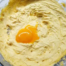 Masukkan telur, kocok asal rata.