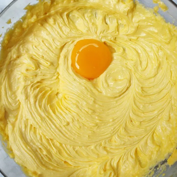 Masukkan telur secara bertahap. Mixer asal rata.