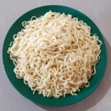 Rebus mie telur hingga matang, angkat, tiriskan.