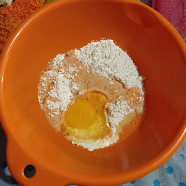 Masukkan terigu, telur, garam, lada, dan kaldu bubuk dalam mangkuk, aduk rata.