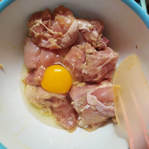 Pecahkan telur, campur dengan ayam yang sudah dimarinasi.