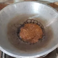 Masukkan kecap manis, kaldu bubuk, garam, gula pasir dan merica bubuk, aduk hingga tercampur rata.