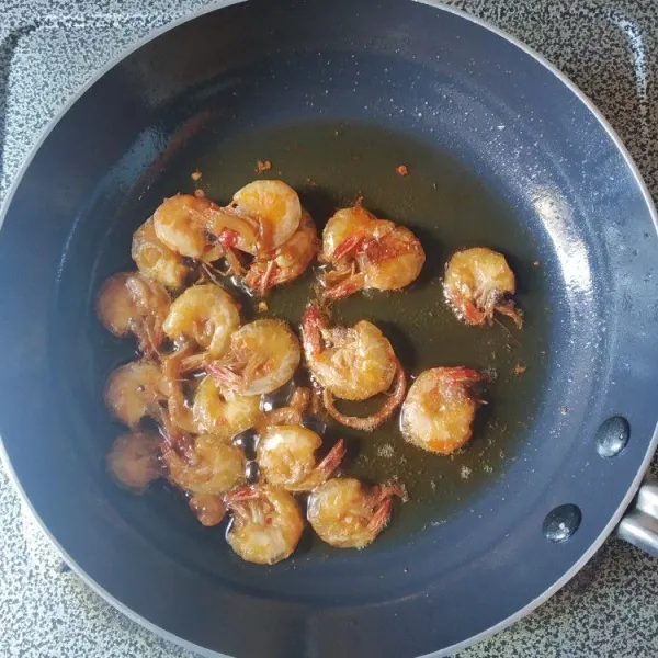 Goreng udang hingga matang, sisihkan.