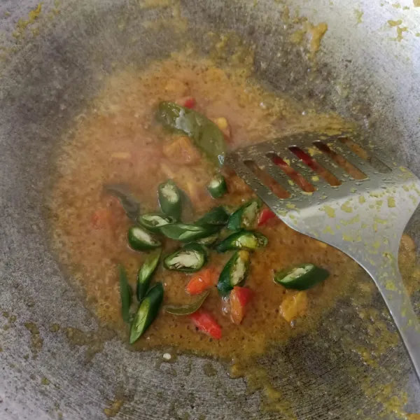 Masukkan irisan cabe hijau, jahe, tomat dan daun bawang, aduk rata.