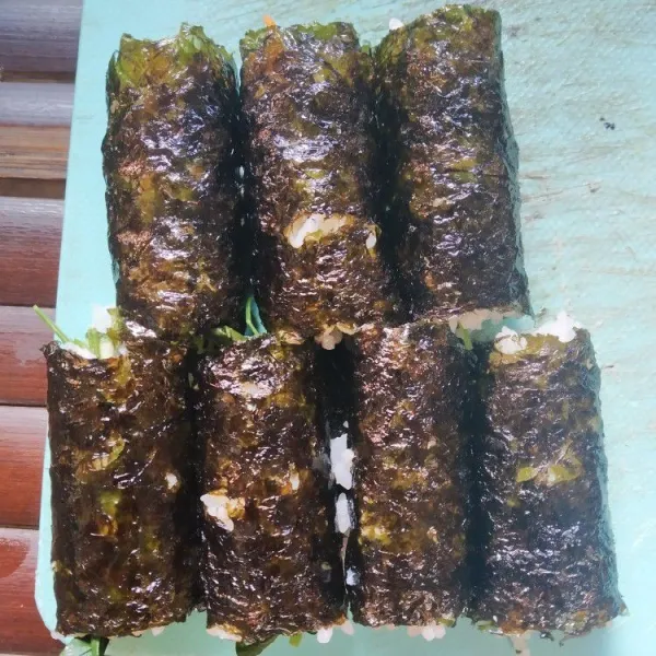 Gulung kimbap dan padatkan.