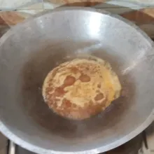 Panaskan minyak, masukkan bumbu halus ke dalam wajan, tumis bumbu hingga mengental dan airnya menyusut.