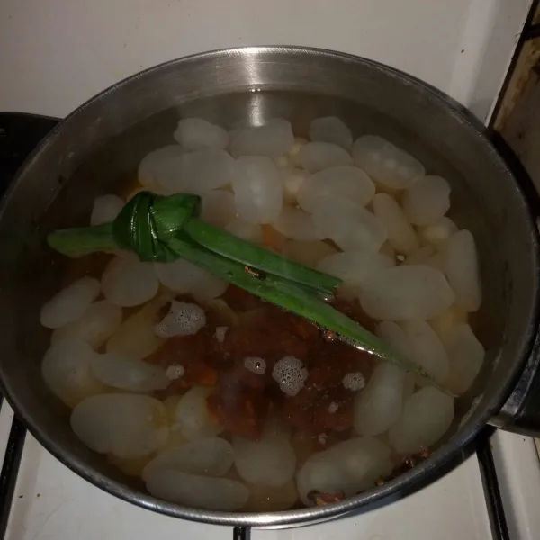 Panaskan air dalam panci, masukkan daun pandan kolang kaling dan gula merah.