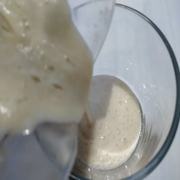 Salin smoothie ke dalam gelas saji
