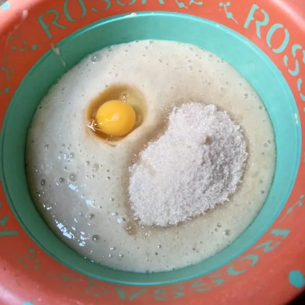 Campur pisang yang sudah diblender, telur, gula pasir dan garam, aduk rata.