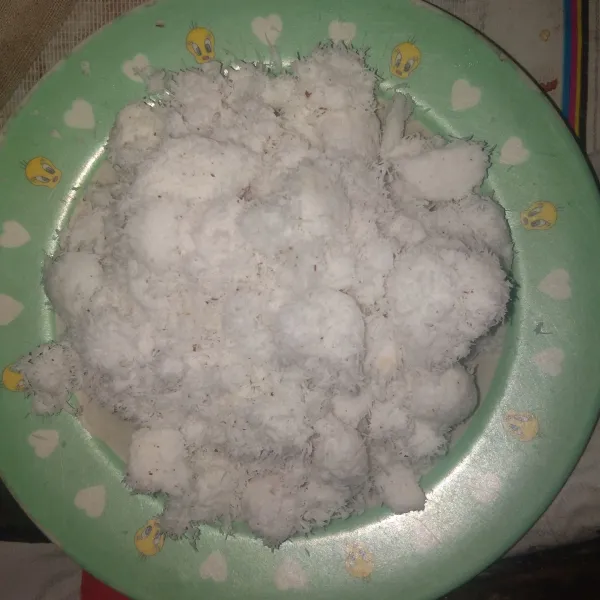 Parut kelapa, sisihkan.
